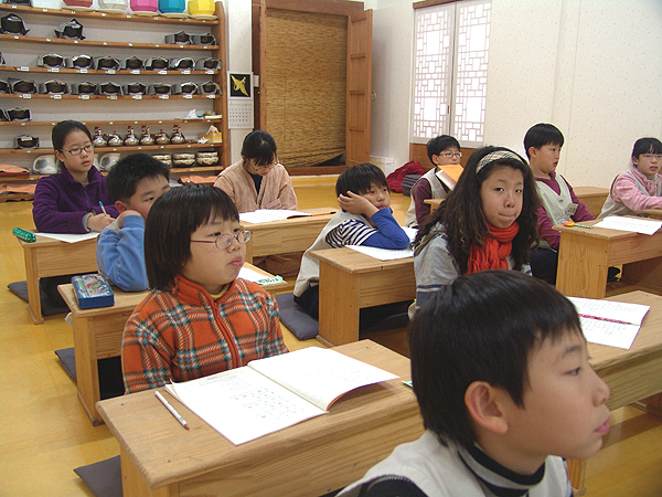 한문교육-모두 열심히 한문교육을 받고 있습니다