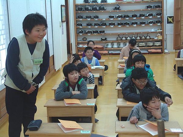 한문교육-모두 열심히 한문교육을 받고 있습니다