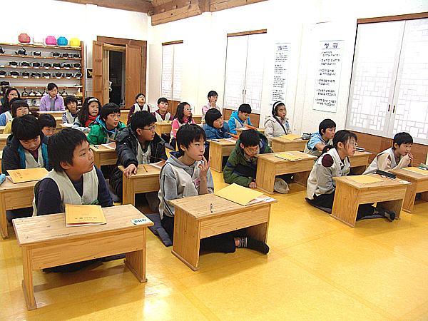 한문학당-모두 열심히 한문교육을 받고 있습니다