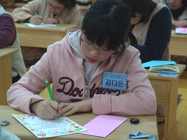 글쓰기 교육-다같이 편지를 쓰고 있습니다.
