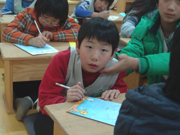 글쓰기 교육-다같이 편지를 쓰고 있습니다.