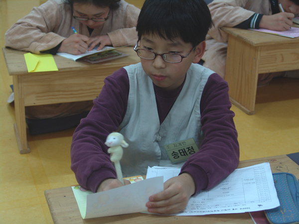 글쓰기 교육-다같이 편지를 쓰고 있습니다.
