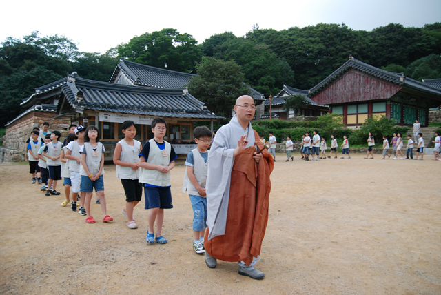 아금청정수-아이들이 아침에 청정한 물을 발우에 담아 부도전까지 걸어가서 
부도전에서 소원을 말하고 물의 반은 부도에, 나머지 반은 자기 자신이
마시며 하루를 시작하는 일과 입니다. 

